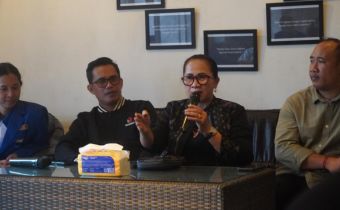 Kordiv P2H Bawaslu Bali, Ketut Ariyani saat diskusi dengan PMII Buleleng, Sabtu (28/2/2026)