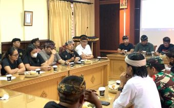 Anggota Bawaslu Bali, Gede Sutrawan saat berjumpa dan berdialog dengan Yowana di Denpasar