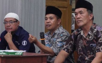 Anggota Bawaslu Bali, Gede Sutrawan (tengah) berdialog tentang politik transaksional dalam agenda Ngabuburit Pengawasan di Jembrana, Kamis (5/3/2026)