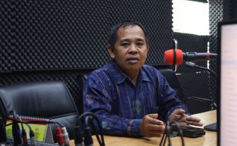 Anggota Bawaslu Bali, Gede Sutrawan saat menjadi narasumber dalam Radio Publik Kabupaten Bangli, Selasa (10/3/2026)