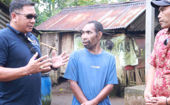 Anggota Bawaslu Bali, I Wayan Wirka saat berikan bantuan dalam program Bawaslu peduli di Bangli, Selasa (10/3/2026)