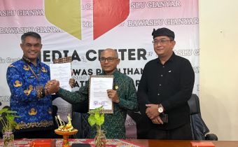 Ketua Bawaslu Bali, I Putu Agus Tirta Suguna melakukan pendampingan dalam Penandatanganan PKS antara Bawaslu Gianyar dan Dinas Pemberdayaan Masyarakat dan Desa Kab Gianyar, Kamis (12/3/2026).