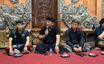 Ketua Bawaslu Bali, I Putu Agus Tirta Suguna saat konsolidasi Demokrasi bersama Sekaa Truna Raksa Mandala, di Blahbatuh, Gianyar, Kamis (12/3/2026).