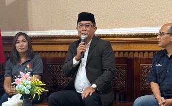 Ketua Bawaslu Bali, I Putu Agus Tirta Suguna saat ngabuburit pengawasan bersama kelompok mahasiswa di Kantor Bawaslu Kota Denpasar, Jumat (13/3/2026).