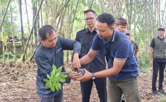 Anggota Bawaslu Bali, Gede Sutrawan saat menanam pohon sebagai implementasi dari gerakan Jumpa Berlian, Senin (16/3/2026)