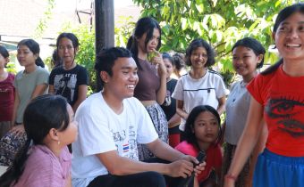 Potret salah seorang anak di panti asuhan Klungkung dalam program Bawaslu Peduli, Selasa (31/3/2026).