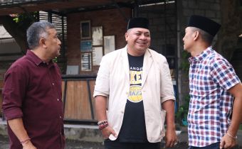 Anggota Bawaslu Bali, I Nyoman Gede Putra Wiratma saat hadiri buka puasa bersama di kantor KPU Bali, Jumat (13/3/2026).Denpasar, Bawaslu Bali — Anggota Bawaslu Bali, I Nyoman Gede Putra Wiratma menekankan pentingnya menjaga sinergi antar pemangku kepentingan kepemiluan sebagai bagian dari upaya merawat kualitas demokrasi di Bali.  Hal tersebut disampaikan Wiratma ketika ditemui usai menghadiri kegiatan buka puasa bersama yang digelar oleh KPU Bali di kantornya, Jumat (13/3/2026).   Kegiatan ini juga turut d