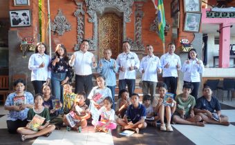 Ketua Bawaslu Bali, I Putu Agus Tirta Suguna bersama dengan Kepala Sekretariat Bawaslu Bali, Ida Bagus Putu Adinatha melaksanakan program Bawaslu Peduli bertempat di Panti Asuhan Dharma Jati Il, Denpasar 