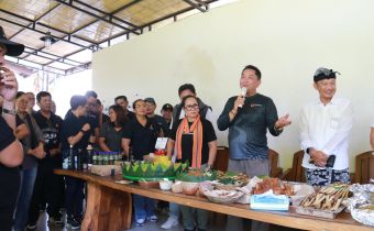 Situasi perayaan Peringatan Hari Ulang Tahun ke-18 Bawaslu Republik Indonesia di Sekretariat Bawaslu Provinsi Bali