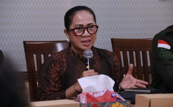 Ariyani mendorong penguatan peran media sebagai mitra strategis dalam rapat pengelolaan kehumasan di Bawaslu Bangli