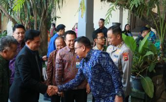 Anggota Bawaslu Bali, I Wayan Wirka menghadiri Kuliah Umum "Penataan Penyelenggaraan Pemilu dan Regulasinya dalam Perspektif Negara Hukum Demokratis" di Universitas Udayana