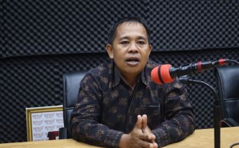 Gede Sutrawan menjadi narasumber dalam program bincang radio bertajuk “Tuak (Tutur dan Ahklak) Bawaslu Bangli”