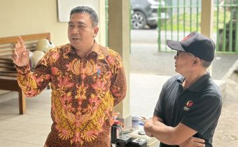 Anggota Bawaslu Bali I Wayan Wirka melaksanakan visitasi Layanan informasi publik di Bawaslu Kabupaten Gianyar