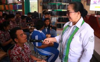 Anggota Bawaslu Bali nampak berbincang dengan siswa saat memberikan Sosialisasi di SLB Negeri 1 Karangasem