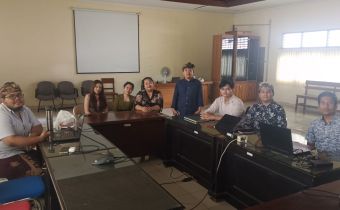 Anggota Bawaslu Bali, Gede Sutrawan hadir dalam forum bertutur kepemiluan dengan Mahasiswa STIKOM Bali 