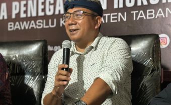 Anggota Bawaslu Bali, I Wayan Wirka melaksanakan Monev Administrasi Penanganan Pelanggaran Pidana Pemilu di Bawaslu Kabupaten Tabanan