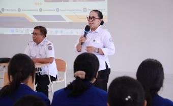 Ketut Ariyani menjadi narasumber dalam Program GEMPAR (Gerakan Masyarakat Pengawas Partisipatif) bagi Pemilih Pemula bertempat di SMA Negeri 3 Mengwi