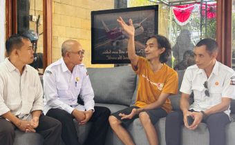 Anggota Bawaslu Bali, Gede Sutrawan saat sambangin Yayasan Bali Baby Home di Gianyar , Rabu (1/4/2026).