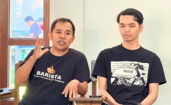Anggota Bawaslu Bali, Gede Sutrawan saat berdialog tentang demokrasi dengan Mahasiswa UNHI di Denpasar, Minggu (19/4/2026)