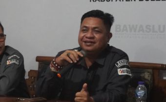 Anggota Bawaslu Bali, I Nyoman Gede Putra Wiratma saat memberikan arahan dalam agenda monitoring dan evaluasi SDM di Kantor Bawaslu Buleleng, Senin (27/4/2026).