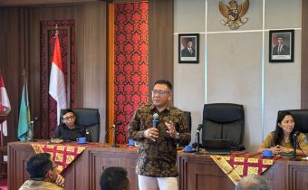 Anggota Bawaslu Bali, I Wayan Wirka saat memberikan arahan dalam Sosialisasi Netralitas ASN, Kepala Desa, dan Perangkat Desa di Kantor Desa Sulangai, Badung, Senin (27/4/2026)