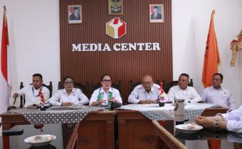 Kordiv P2H Bawaslu Bali, Ketut Ariyani saat lakukan supervisi dan monitoring terkait langkah pencegahan di Bawaslu Karangasem, Rabu (22/4/2026)