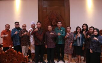 Bawaslu Bali dan Bawaslu Denpasar saat audiensi dengan Gubernur Bali terkait perpanjangan pinjam pakai gedung Bawaslu Denpasar, Jumat (24/4/2026)