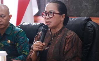 Koordinator Divisi Pencegahan, Partisipasi Masyarakat dan Hubungan Masyarakat Bawaslu Bali, Ketut Ariyani saat jabarkan paradoks administratif terkait pemilih meninggal dunia di Rakor Pengawasan PDPB di Badung, Selasa (21/4/2026)