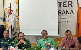 Kepala Sekretariat Bawaslu Bali, Ida Bagus Putu Adinatha saat monitoring SDM di Bawaslu Jembrana, Selasa (28/4/2026)
