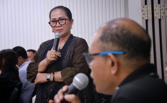 Kordiv P2H Bawaslu Bali, Ketut Ariyani saat berdiskusi terkait dengan money politic bersama dengan Mahasiswa Universitas Bali Dwipa, Selasa (28/4/2026)