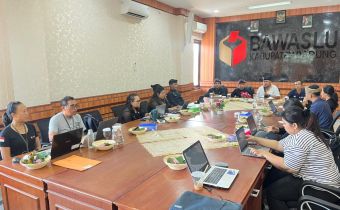 Anggota Bawaslu Bali, I Nyoman Gede Putra Wiratma saat lakukan monitoring di Bawaslu Badung, Kamis (30/4/2026)