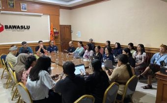 Ketua Bawaslu Bali, I Putu Agus Tirta Suguna saat monitoring di Bawaslu Denpasar, Kamis (30/4/2026)