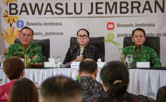 Koordinator Divisi Pencegahan Parmas dan Humas Bawaslu Bali, Ketut Ariyani memberikan arahan dalam Rapat Persiapan Penyelenggaraan Program Pendidikan Pengawas Partisipatif (P2P) Tahun 2026