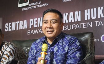Koordinator Divisi Penanganan Pelanggaran Data dan Informasi Bawaslu Bali, I Wayan Wirka menghadiri Rapat pengelolaan dan pelayanan data dan informasi publik tahun 2026 di Bawaslu Kabupaten Tabanan