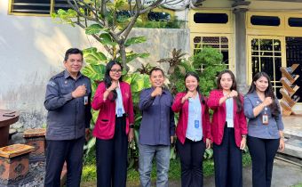 Anggota Bawaslu Provinsi Bali, Gede Sutrawan, menggelar diskusi konsolidasi demokrasi bertajuk ‘Uji Literasi Mahasiswa’ bersama sejumlah mahasiswa magang dari Universitas Ngurah Rai