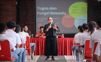 Kordiv P2H Bawaslu Bali Ketut Ariyani saat menjadi narasumber dalam program bertajuk Transformasi Anak Muda Kawal Demokrasi dan Pemilu (TAKSU) di SMK PGRI 3 Denpasar,