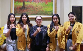 Kordiv P2H Bawaslu Bali, Ketut Ariyani saat berdiskusi dengan Mahasiswa Undiknas Denpasar dalam agenda Konsolidasi Demokrasi