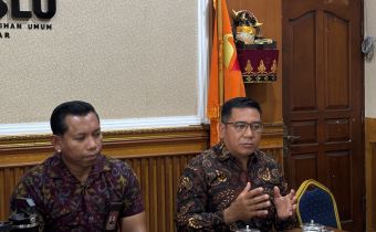 Kordiv PP Datin Bawaslu Bali, I Wayan Wirka, saat berdialog mengenai pelayanan informasi kepemiluan inklusif di Bawaslu Kota Denpasar.