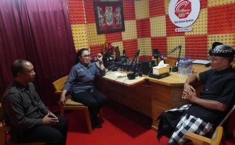 Ariyani berkunjung dan berdiskusi di Radio Nuansa Giri FM.