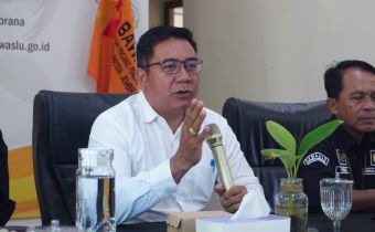 Koordinator Divisi PP Datin, I Wayan Wirka membawa pembahasan KUHAP dalam rapat koordinasi Penanganan Pelanggaran Di Bawaslu Jembrana