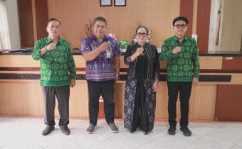 Kordiv P2H Bawaslu Bali, Ketut Ariyani (dua dari Kanan) saat dampingin Bawaslu Jembrana audiensi dengan Dinas Kesehatan dan Sosial Kabupaten Jembrana, Selasa (5/5/2026)