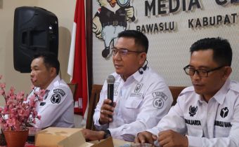 Anggota Bawaslu Bali, I Wayan Wirka saat Rapat Koordinasi dalam pembahasan implikasi KUHAP dan Undang - Undang Pemilu di Bangli, Rabu (6/5/2026).
