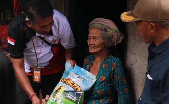 Penyerahan bantuan dalam program Bawaslu Peduli di Tabanan, Selasa (19/5/2026)).