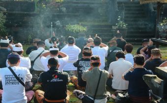 Jajaran Bawaslu se- Bali saat melakukan persembahyangan bersama sebelum melaksanakan bersih lingkungan di Pura Pengubengan, Besakih, Karangasem, Jumat (22/5/2026) 