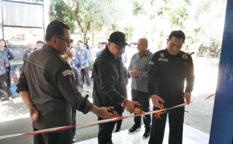 Ketua Bawaslu Bali, I Putu Agus Tirta Suguna (Kanan), Kordiv SDMOD Bawaslu Bali, I Nyoman Gede Putra Wiratma (tengah) dan Kepala Sekretariat Bawaslu Bali, Ida Bagus Putu Adinatha (kiri) saat meresmikan PPID di Bawaslu Klungkung