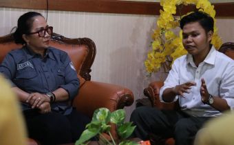Kordiv P2H Bawaslu Bali, Ketut Ariyani saat berdiskusi dengan Ketua HMI Denpasar dalam agenda Konsolidasi Demokrasi, Senin (11/5/2026