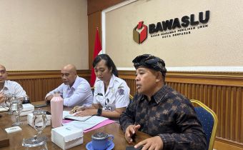 Gede Sutrawan saat berdikusi tentang Pengaturan Penyalahgunaan AI dalam Penyelenggaraan Pemilu di Kota Denpasar