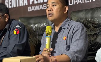 Gede Sutrawan saat memaparkan mekanisme penyelesaian sengketa proses pemilu dalam Rapat Koordinasi Teknis Penyelesaian Sengketa Proses dan Penguatan Demokrasi Bersama Partai Politik di Bawaslu Kabupaten Tabanan