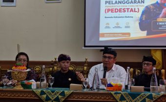 I Wayan Wirka menjadi pemateri dalam kegiatan Konsolidasi Penanganan Pelanggaran, Pemerintah Desa yang Netral (PEDESTAL) di Kantor Desa Penarungan