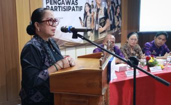 Kordiv P2H Bawaslu Bali, Ketut Ariyani memberikan arahan dalam kegiatan Pendidikan Pengawas Partisipatif (P2P) yang digelar di Kabupaten Klungkung